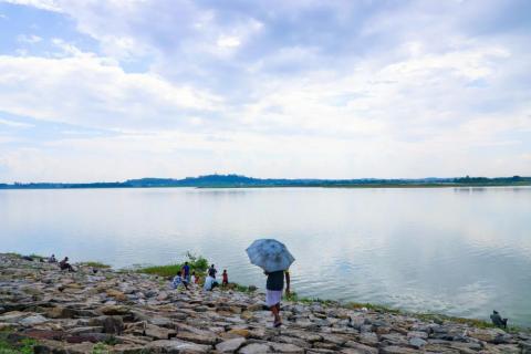 People sited beside dam | Jharkhand Tourism