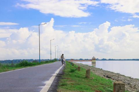 A men looking at the dam